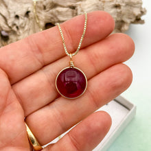 Charger l&#39;image dans la galerie, Collier Pendentif en verre rouge transparent - technique Murano
