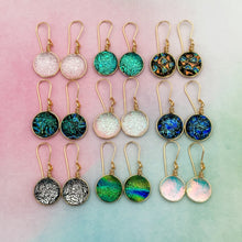 Charger l&#39;image dans la galerie, Lot1 de 9  Boucles d&#39;oreilles en verre dichroique

