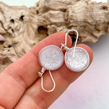 Charger l&#39;image dans la galerie, Boucles d&#39;oreilles roses transparentes en verre dichroique - technique Murano
