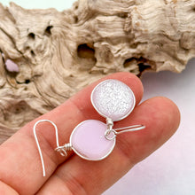 Charger l&#39;image dans la galerie, Boucles d&#39;oreilles roses transparentes en verre dichroique - technique Murano

