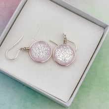 Charger l&#39;image dans la galerie, Boucles d&#39;oreilles roses transparentes en verre dichroique - technique Murano
