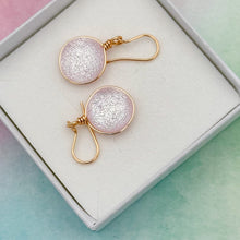 Charger l&#39;image dans la galerie, Boucles d&#39;oreilles roses transparentes en verre dichroique - technique Murano
