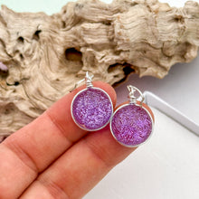 Charger l&#39;image dans la galerie, Boucles d&#39;oreilles violettes transparentes en verre dichroique - technique Murano
