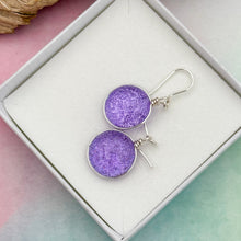 Charger l&#39;image dans la galerie, Boucles d&#39;oreilles violettes transparentes en verre dichroique - technique Murano
