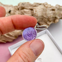 Charger l&#39;image dans la galerie, Boucles d&#39;oreilles violettes transparentes en verre dichroique - technique Murano
