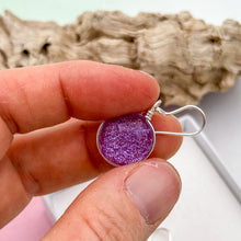 Charger l&#39;image dans la galerie, Boucles d&#39;oreilles violettes transparentes en verre dichroique - technique Murano
