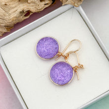 Charger l&#39;image dans la galerie, Boucles d&#39;oreilles violettes transparentes en verre dichroique - technique Murano

