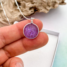 Charger l&#39;image dans la galerie, Collier Pendentif violet transparent en verre dichroïque - technique Murano
