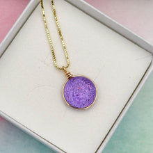 Charger l&#39;image dans la galerie, Collier Pendentif violet transparent en verre dichroïque - technique Murano
