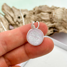 Charger l&#39;image dans la galerie, Collier Pendentif rose transparent en verre dichroïque - technique Murano
