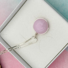 Charger l&#39;image dans la galerie, Collier Pendentif en verre rose transparent - technique Murano
