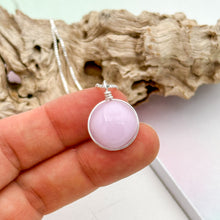 Charger l&#39;image dans la galerie, Collier Pendentif en verre rose transparent - technique Murano
