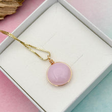 Charger l&#39;image dans la galerie, Collier Pendentif en verre rose transparent - technique Murano
