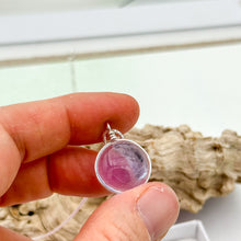Charger l&#39;image dans la galerie, Collier Pendentif en verre violet transparent - technique Murano

