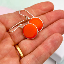 Charger l&#39;image dans la galerie, Boucles d&#39;oreilles en verre opaque orange - technique Murano
