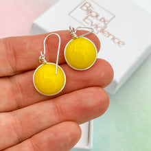 Charger l&#39;image dans la galerie, Boucles d&#39;oreilles en verre opaque jaune - technique Murano
