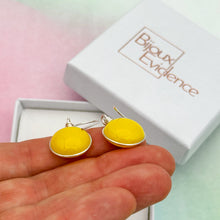 Charger l&#39;image dans la galerie, Boucles d&#39;oreilles en verre opaque jaune - technique Murano
