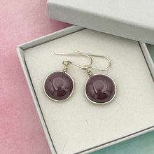 Charger l&#39;image dans la galerie, Boucles d&#39;oreilles en verre opaque violet foncé - technique Murano
