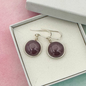 Boucles d'oreilles en verre opaque violet foncé - technique Murano