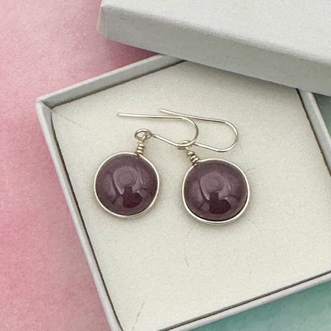 Boucles d'oreilles en verre opaque violet foncé - technique Murano