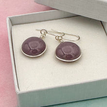 Charger l&#39;image dans la galerie, Boucles d&#39;oreilles en verre opaque violet foncé - technique Murano
