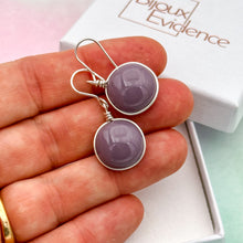 Charger l&#39;image dans la galerie, Boucles d&#39;oreilles en verre opaque violet foncé - technique Murano
