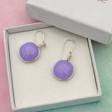 Charger l&#39;image dans la galerie, Boucles d&#39;oreilles en verre opaque violet clair - technique Murano
