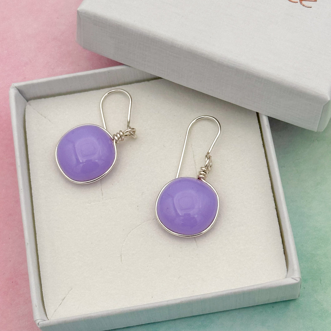 Boucles d'oreilles en verre opaque violet clair - technique Murano
