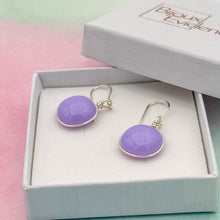 Charger l&#39;image dans la galerie, Boucles d&#39;oreilles en verre opaque violet clair - technique Murano
