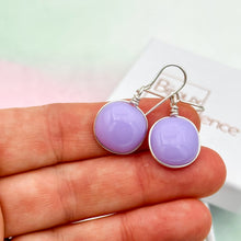 Charger l&#39;image dans la galerie, Boucles d&#39;oreilles en verre opaque violet clair - technique Murano
