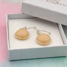 Charger l&#39;image dans la galerie, Boucles d&#39;oreilles en verre opaque beige - technique Murano
