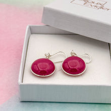 Charger l&#39;image dans la galerie, Boucles d&#39;oreilles en verre opaque rose foncé - technique Murano
