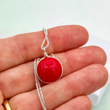 Charger l&#39;image dans la galerie, Collier Pendentif en verre opaque rouge - technique Murano
