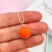 Charger l&#39;image dans la galerie, Collier Pendentif en verre opaque orange - technique Murano

