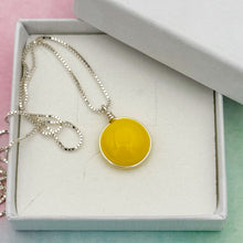 Charger l&#39;image dans la galerie, Collier Pendentif en verre opaque jaune - technique Murano
