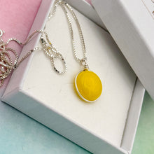 Charger l&#39;image dans la galerie, Collier Pendentif en verre opaque jaune - technique Murano
