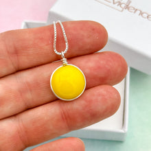 Charger l&#39;image dans la galerie, Collier Pendentif en verre opaque jaune - technique Murano

