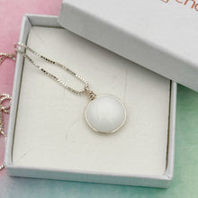 Charger l&#39;image dans la galerie, Collier Pendentif en verre opaque blanc - technique Murano
