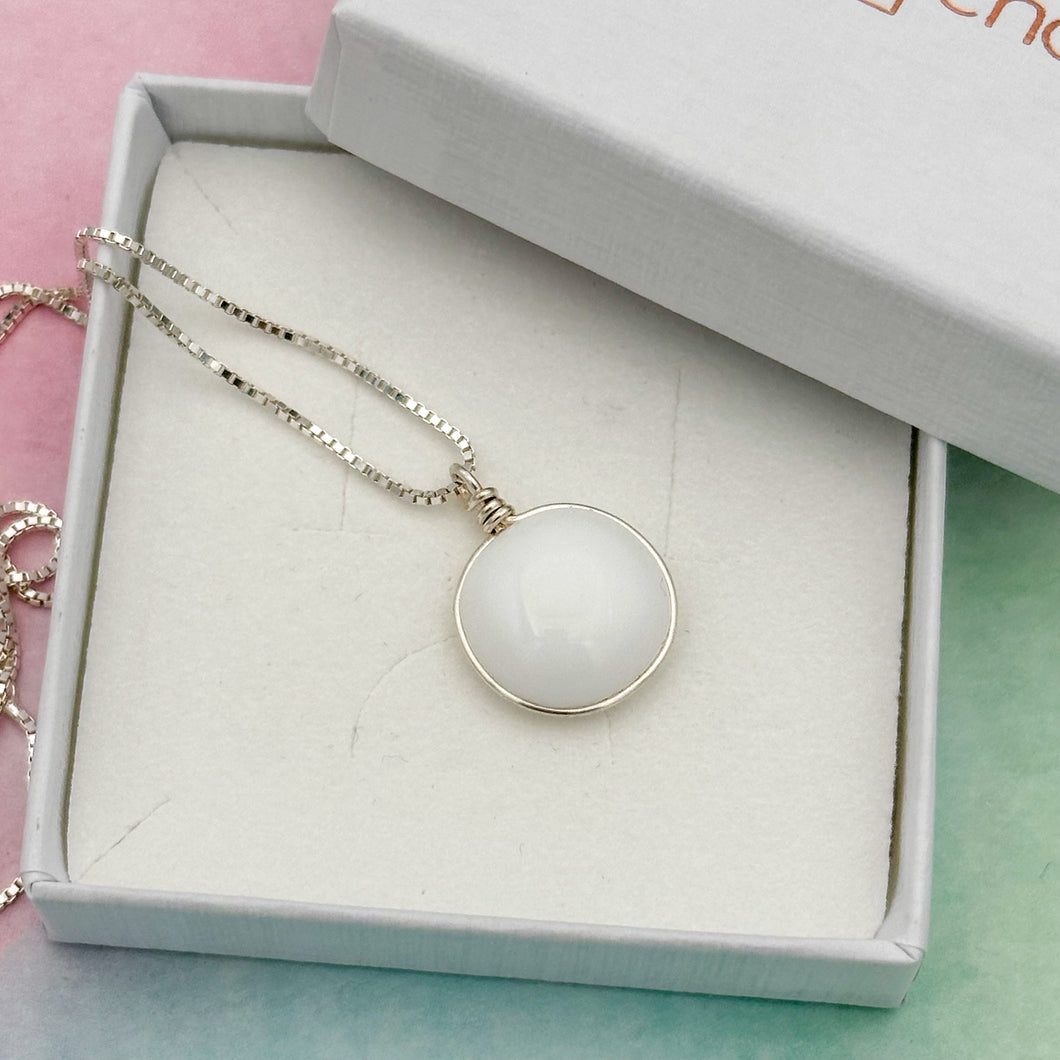 Collier Pendentif en verre opaque blanc - technique Murano