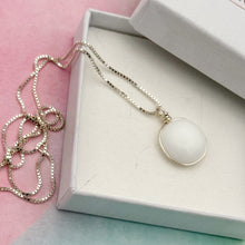 Charger l&#39;image dans la galerie, Collier Pendentif en verre opaque blanc - technique Murano
