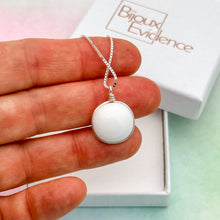 Charger l&#39;image dans la galerie, Collier Pendentif en verre opaque blanc - technique Murano
