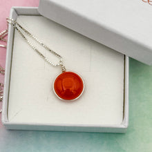 Charger l&#39;image dans la galerie, Collier Pendentif en verre opaque couleur saumon - technique Murano
