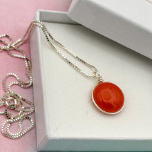 Charger l&#39;image dans la galerie, Collier Pendentif en verre opaque couleur saumon - technique Murano
