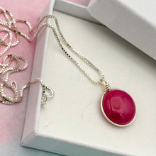 Charger l&#39;image dans la galerie, Collier Pendentif en verre opaque rose foncé - technique Murano
