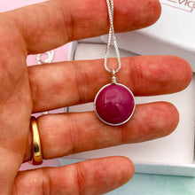 Charger l&#39;image dans la galerie, Collier Pendentif en verre opaque rose foncé - technique Murano
