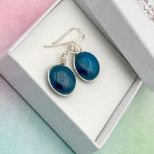 Charger l&#39;image dans la galerie, Boucles d&#39;oreilles en verre opaque bleu canard - technique Murano
