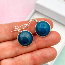 Charger l&#39;image dans la galerie, Boucles d&#39;oreilles en verre opaque bleu canard - technique Murano
