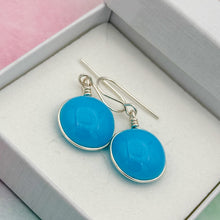 Charger l&#39;image dans la galerie, Boucles d&#39;oreilles en verre opaque bleu turquoise - technique Murano
