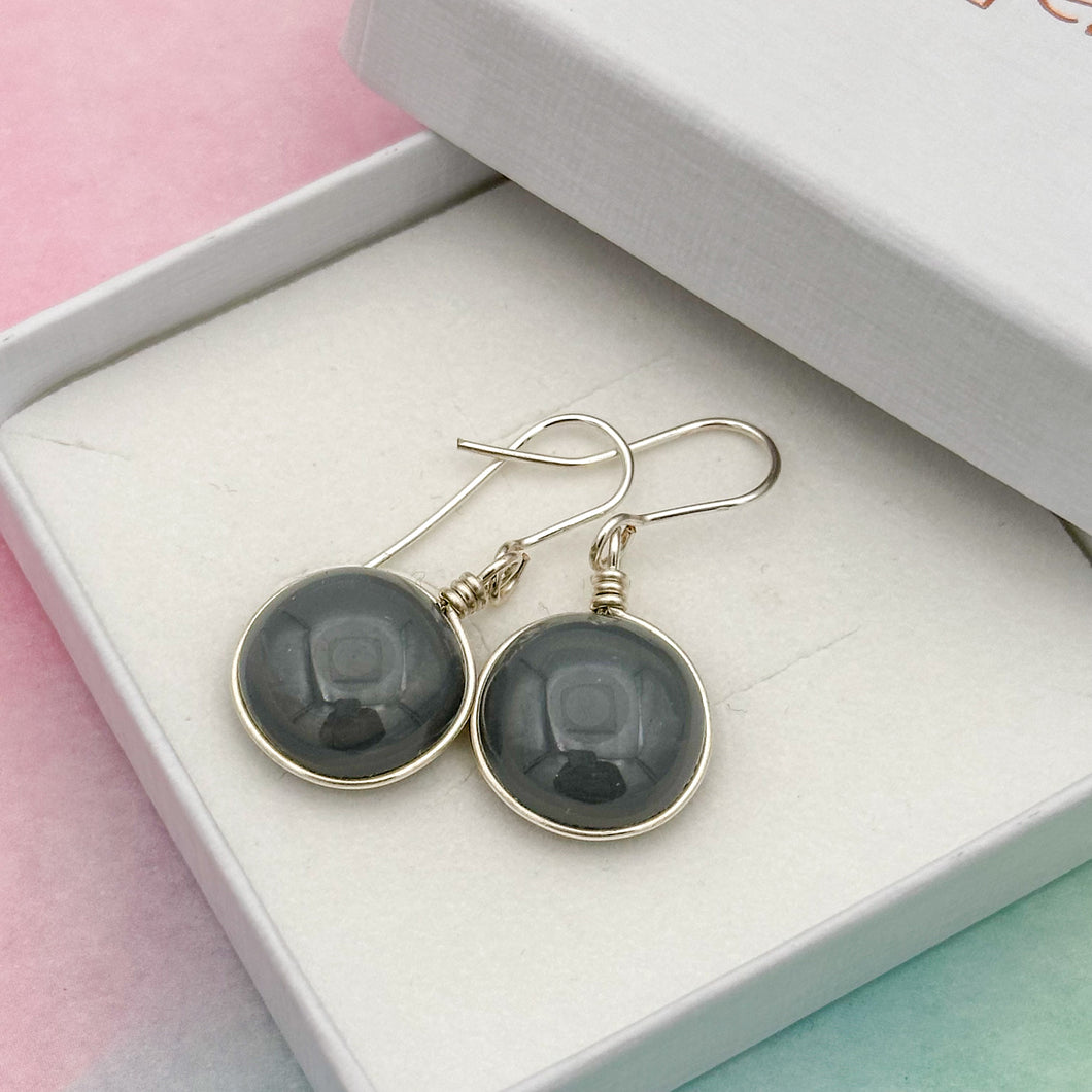 Boucles d'oreilles en verre opaque gris foncé- technique Murano