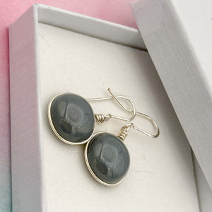 Boucles d'oreilles en verre opaque gris foncé- technique Murano